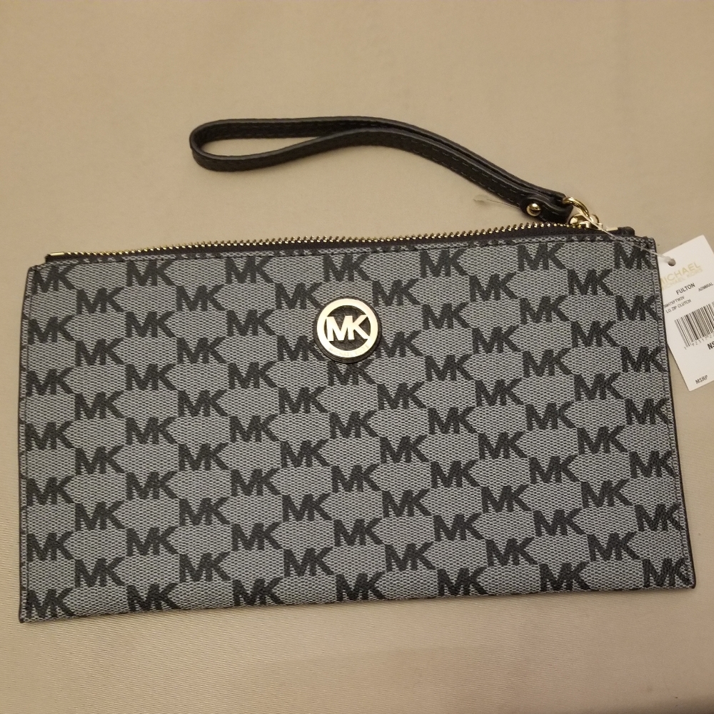 💥NWT Michael Kors Grey-Black Large Wristlet